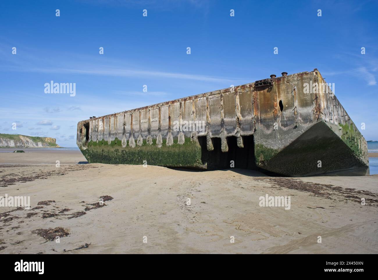 Arromanches-les-Bains, Frankreich - 29. April 2024: Die Überreste des künstlichen Hafens Arromanches (Mulberry B) während des Zweiten Weltkriegs. Wale und Phoenix Caiss Stockfoto