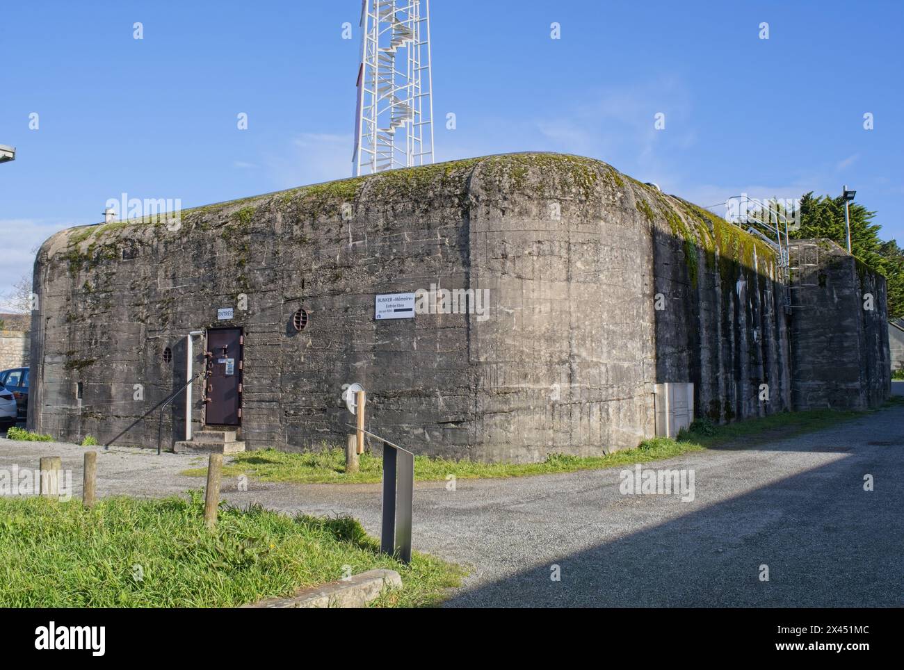 Port-Louis, Frankreich - 1. April 2024: Deutscher Bunker des Zweiten Weltkriegs in Port Louis. Es wurde als Krankenhaus genutzt. Viele Graffiti drin. Sonniger Frühlingstag. Stockfoto