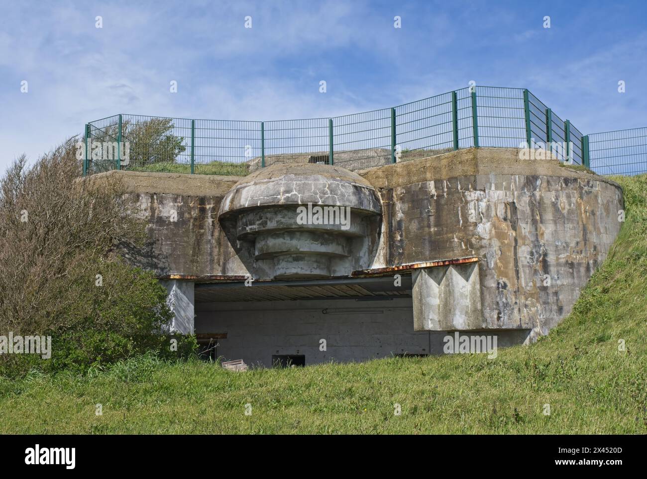 Larmor-Plage, Frankreich - 1. April 2024: Deutscher Bunker des Zweiten Weltkriegs in Larmor-Plage. Es ist Teil der Batterie de Loqueltas. Sonniger Frühlingstag. Selektiv f Stockfoto