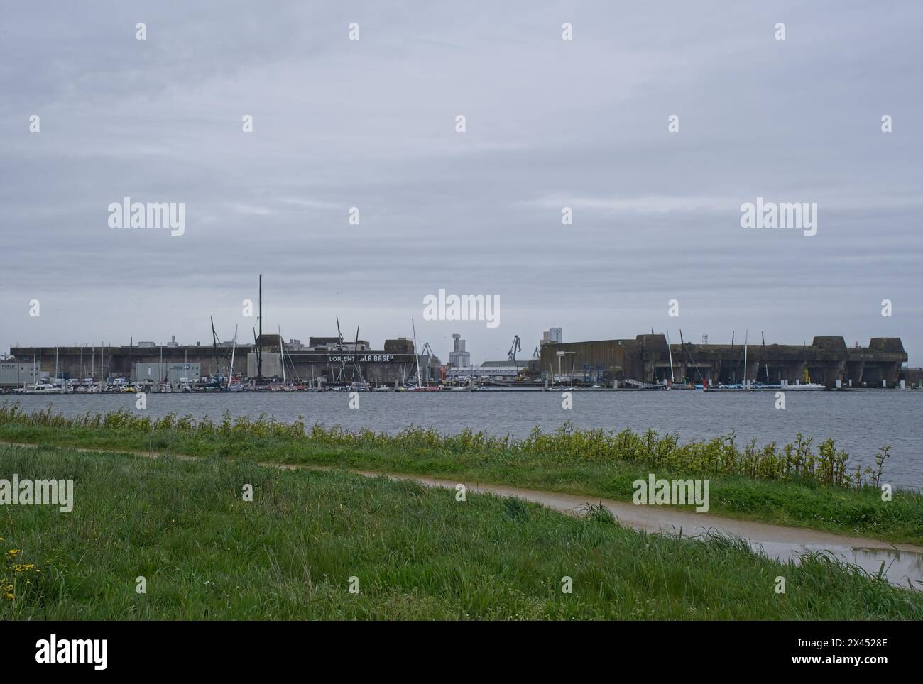 Lorient, Frankreich - 2. April 2024: Deutsche U-Boot-Basis in Lorient. Es ist ein befestigter U-Stiefel, der von Deutschland während des Zweiten Weltkriegs gebaut wurde. Frühlingstag Stockfoto