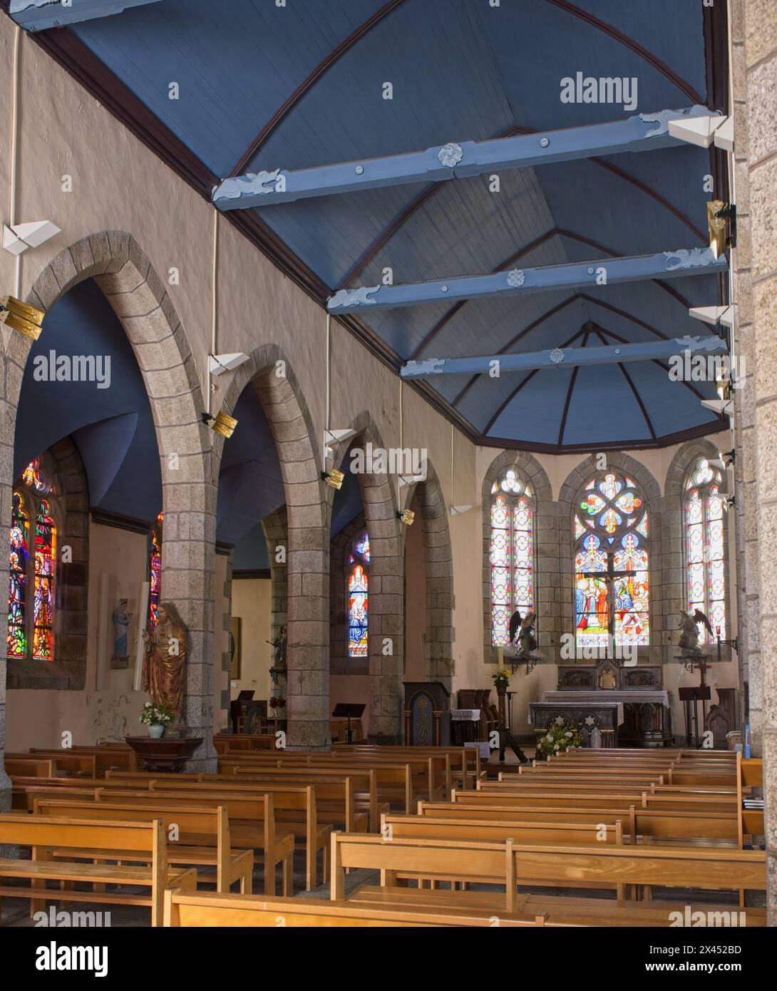 Pont-Aven, Frankreich - 3. April 2024: St. Joseph's Church. Leute, die in Pont-Aven laufen. Straßen, Gebäude und Fluss Aven. Lebensstil im städtischen Raum. Clou Stockfoto