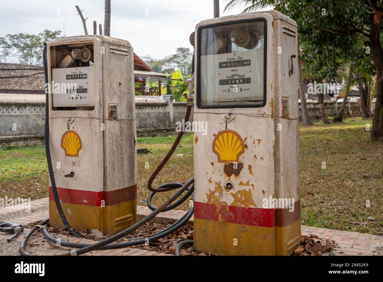 Eine Benzin- oder Dieselpumpe von Luang Prabang in Laos Asien Stockfoto