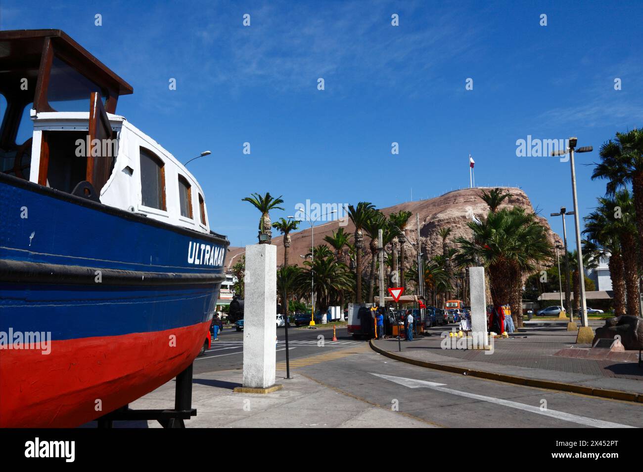 Fischerboot auf der Av Maximo Lira neben dem Eingang zum/Ausgang vom Hafen, El Morro Landzunge im Hintergrund, Arica, Chile Stockfoto