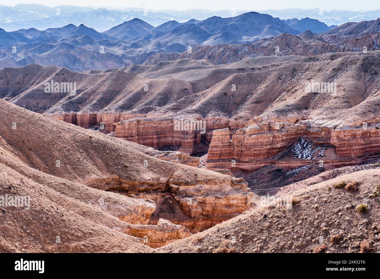 Der Charyn Canyon National Nature Park in Kasachstan, dessen dünn geschichtetes rotes Sedimentgestein dem Grand Canyon in den USA ähnelt. Erstaunliche Attraktion in der Nähe von Alma Stockfoto