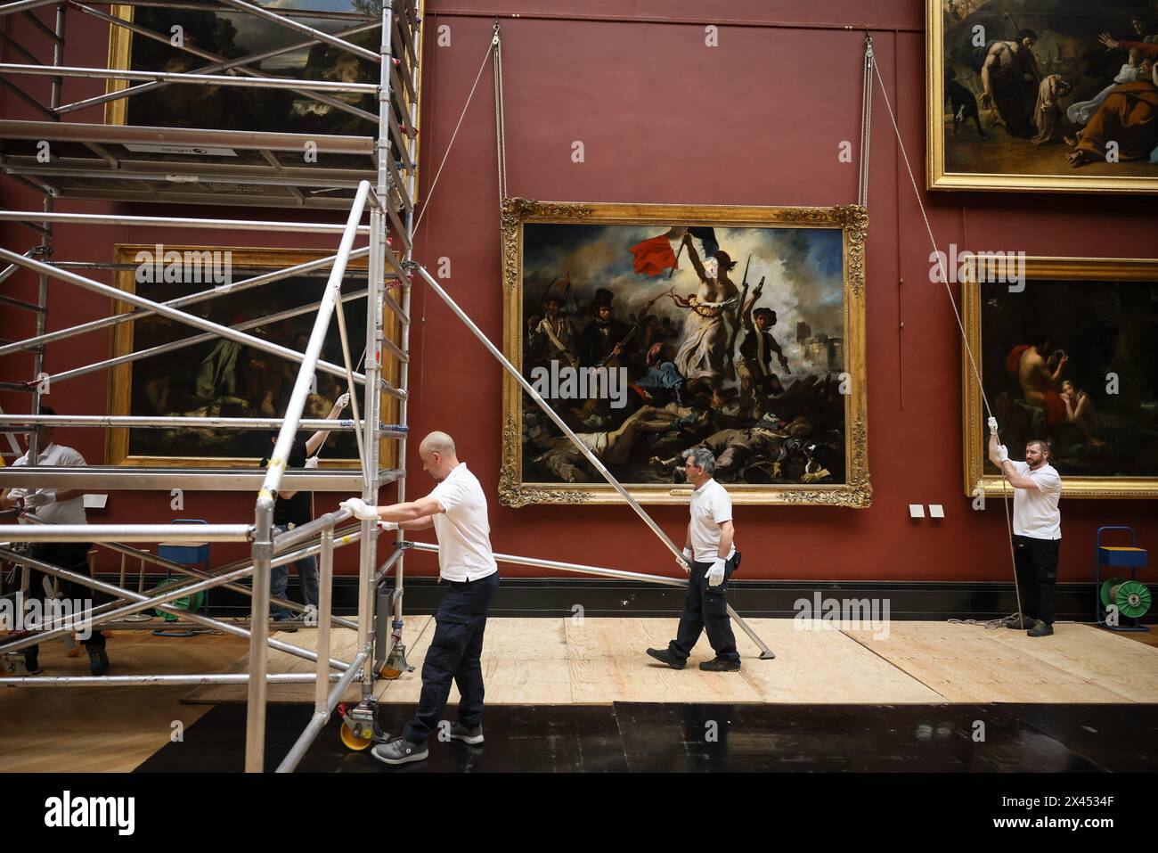 © Thomas Padilla/MAXPPP - Paris, Frankreich. April 2024 30. ; PARIS, FRANKREICH; RETOUR EN SALLE DU TABLEAU D' EUGENE DELACROIX ' LA LIBERTE GUIDANT LE PEUPLE ' EN RESTAURATION D' OCTOBRE 2023 A AVRIL 2024 AU MUSEE DU LOUVRE, EN PRESENCE DE LA MINISTRE DE LA CULTURE. PARIS, FRANKREICH; 30. APRIL 2024; LOUVRE-MUSEUM. RÜCKKEHR IN DEN RAUM DES GEMÄLDES VON EUGÈNE DELACROIX „FREIHEIT, DIE DAS VOLK FÜHRT“, DER VON OKTOBER 2023 BIS APRIL 2024 IM LOUVRE IN ANWESENHEIT DES MINISTERS FÜR KULTUR RESTAURIERT WIRD. Quelle: MAXPPP/Alamy Live News Stockfoto