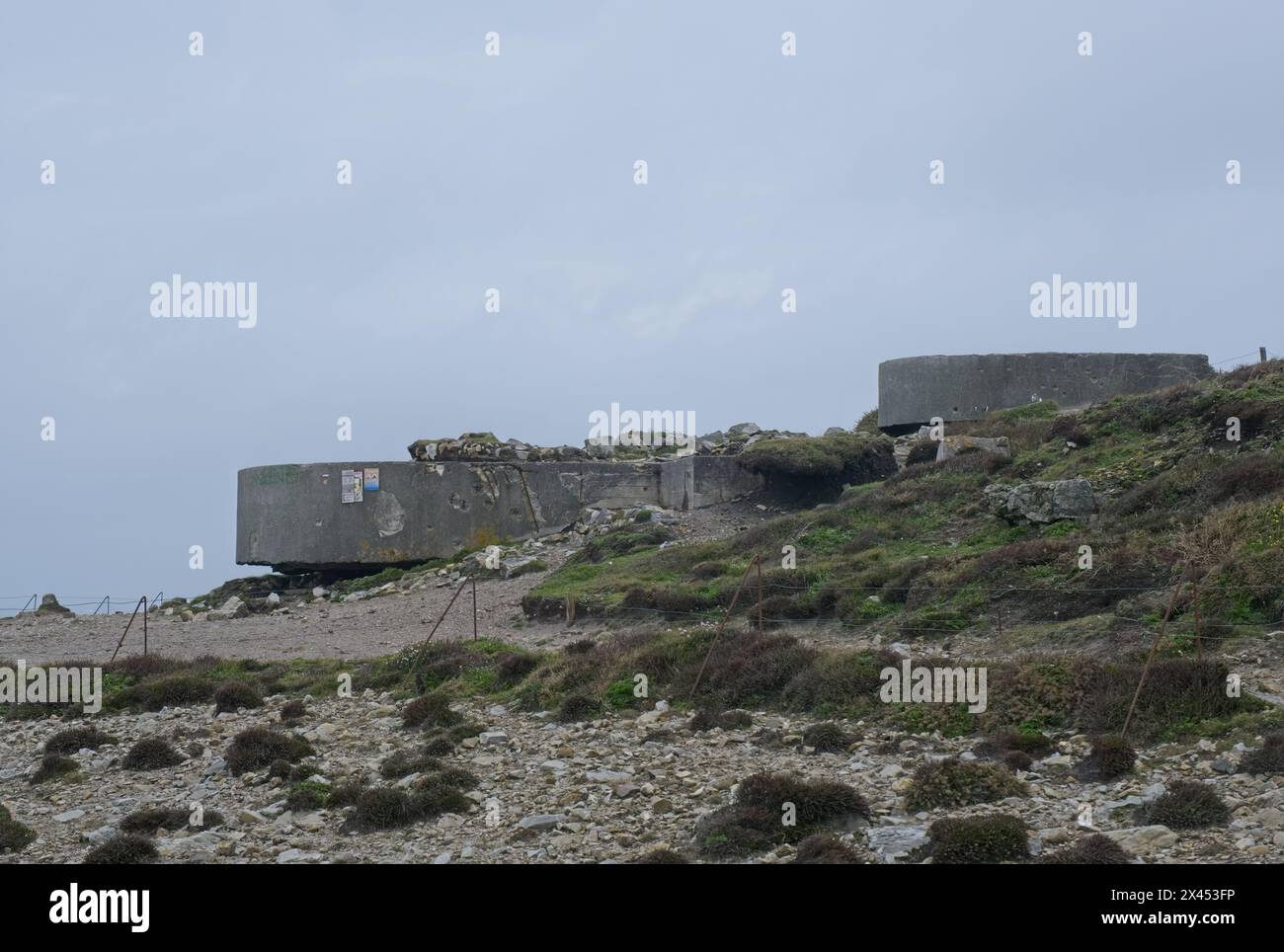 Crozon, Frankreich - 5. April 2024: Cap de la Chevre Coastal Battery ist Teil der Atlantikmauer. Bewölkter Frühlingstag. Hier erhielt General Patton die Surre Stockfoto