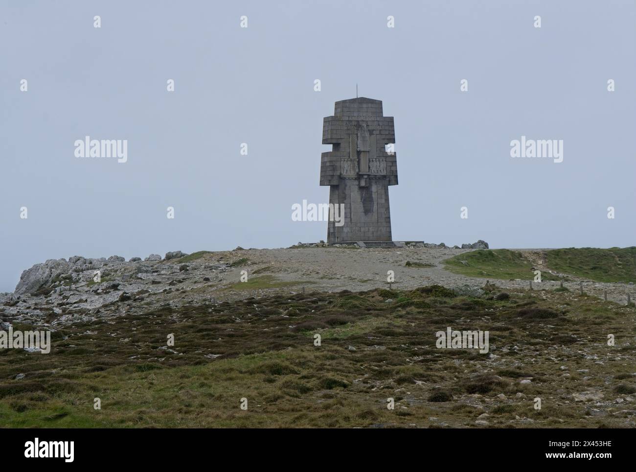 Camaret-sur-Mer, Frankreich - 5. April 2024: Denkmal für die Bretonen des Freien Frankreich. Zweiter Weltkrieg. Bewölkter Tag. Selektiver Fokus Stockfoto