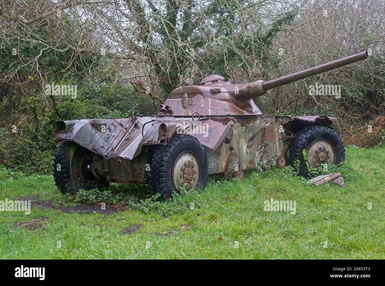 Roscanvel, Frankreich - 5. April 2024. Der Panhard EBR 1964 ist ein französischer Panzerwagen, der während des Zweiten Weltkriegs eingesetzt wurde. Bewölkter Wintertag. Selektiver Fokus Stockfoto