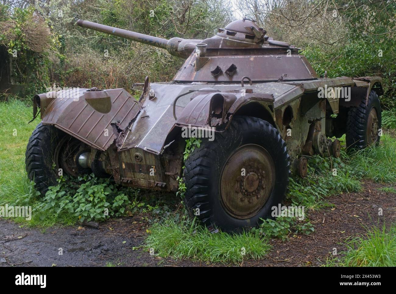 Roscanvel, Frankreich - 5. April 2024. Der Panhard EBR 1964 ist ein französischer Panzerwagen, der während des Zweiten Weltkriegs eingesetzt wurde. Bewölkter Wintertag. Selektiver Fokus Stockfoto