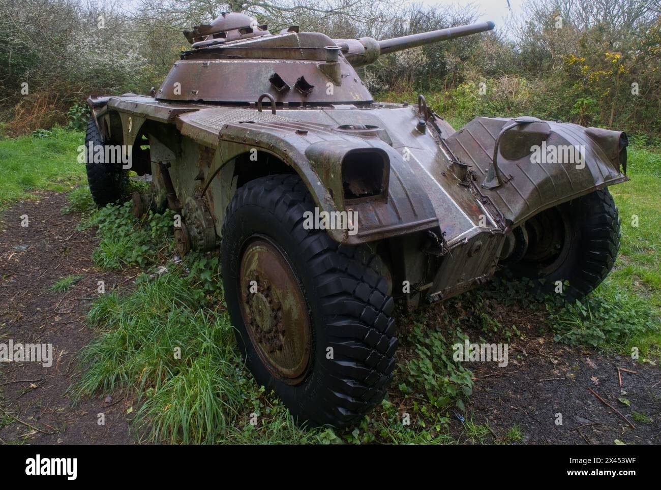 Roscanvel, Frankreich - 5. April 2024. Der Panhard EBR 1964 ist ein französischer Panzerwagen, der während des Zweiten Weltkriegs eingesetzt wurde. Bewölkter Wintertag. Selektiver Fokus Stockfoto