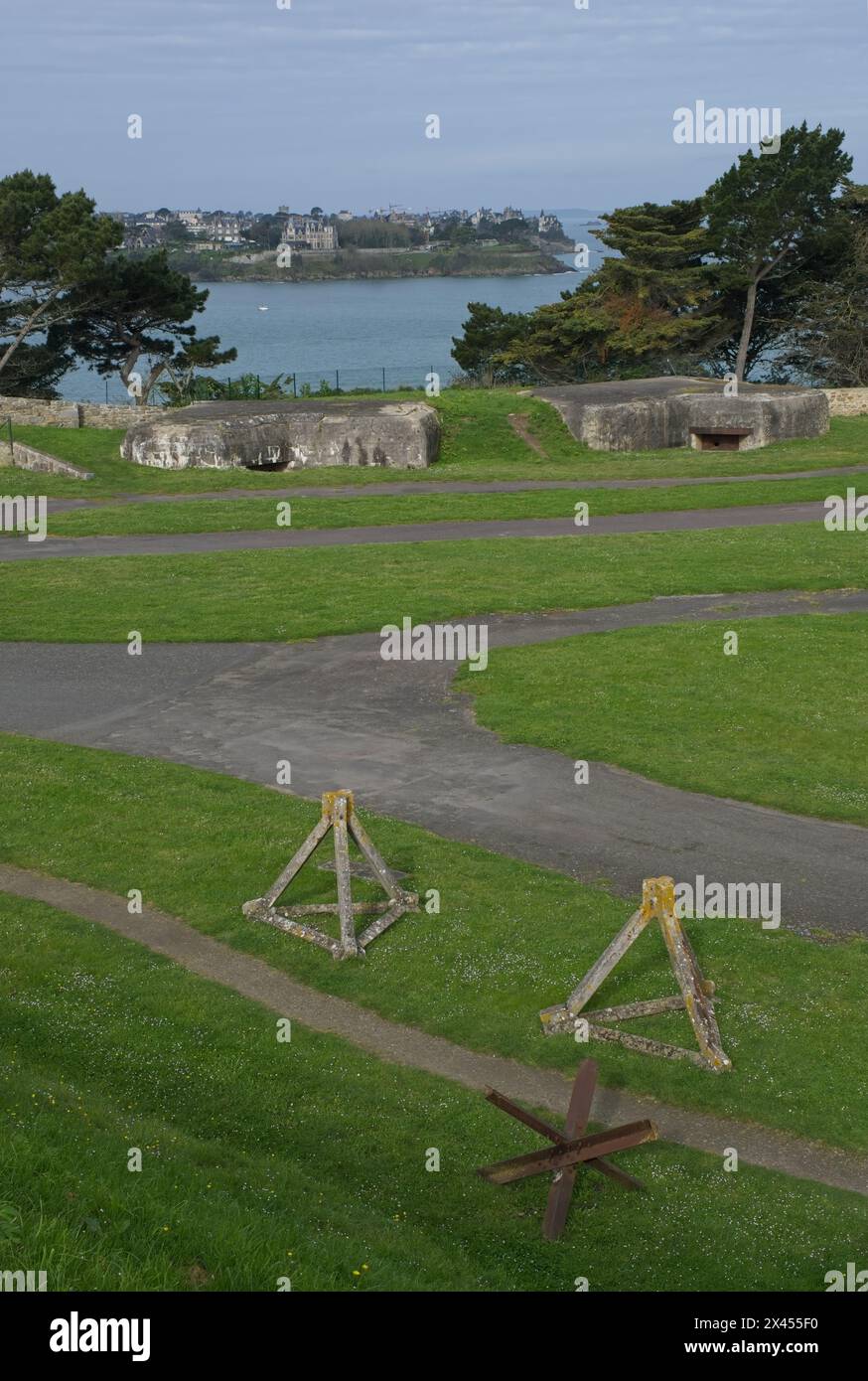 Saint-Malo, Frankreich - 11. April 2024: Dieser Stützpunkt wurde während des Zweiten Weltkriegs errichtet. Deutscher Komplex, der in einer alten französischen Festung gebaut wurde. Atlan Stockfoto