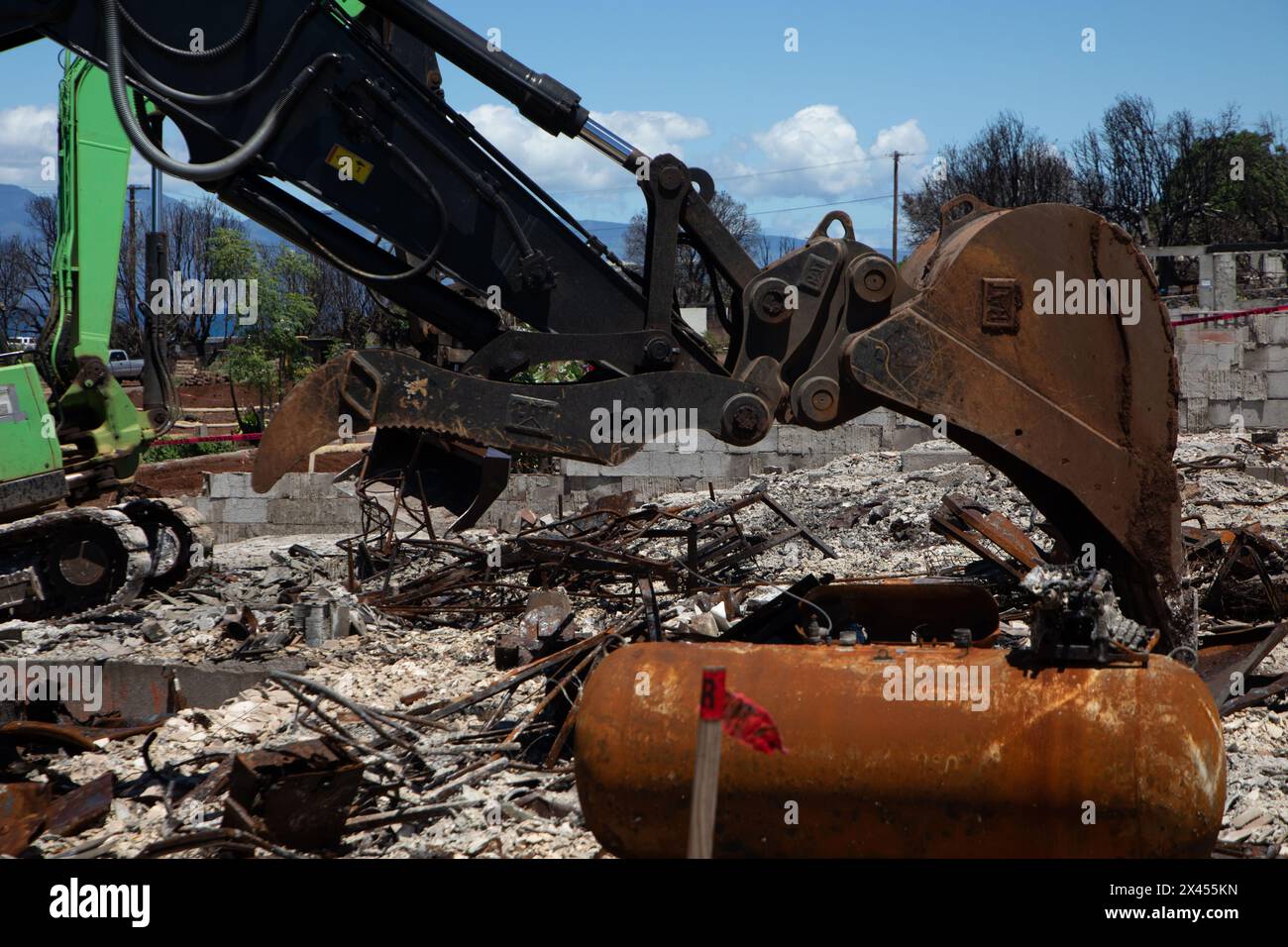 Maui, Usa. 18. April 2024. U. Die Arbeiter des US Army Corps of Engineer verwenden schwere Ausrüstung während der Säuberungs- und Beseitigungsarbeiten nach den Waldbränden, die das historische Dorf Lahaina am 18. April 2024 in Maui, Hawaii, heimgesucht haben. Die Brände am 8. August 2023 zerstörten 80 % der Stadt und töteten über 100 Menschen. Quelle: Makenzie Leonard/USACE/Alamy Live News Stockfoto