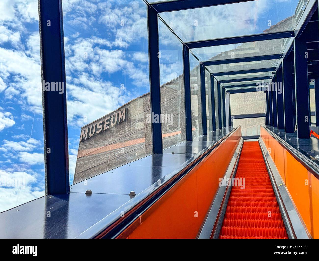 Rolltreppe zum Ruhrmuseum in der ehemaligen Kohlewaschanlage des Industriekomplexes Zollverein in Essen, NRW, Deutschland, Stockfoto