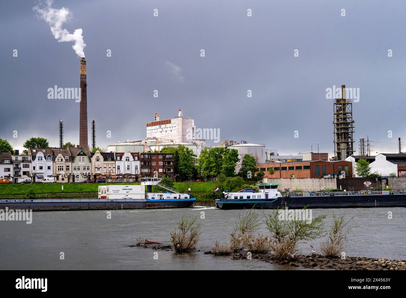 Im Chemiewerk Venator in Duisburg-Homberg am Rhein soll derzeit rund die Hälfte der Belegschaft entlassen werden, ein Teil der Produktion i Stockfoto