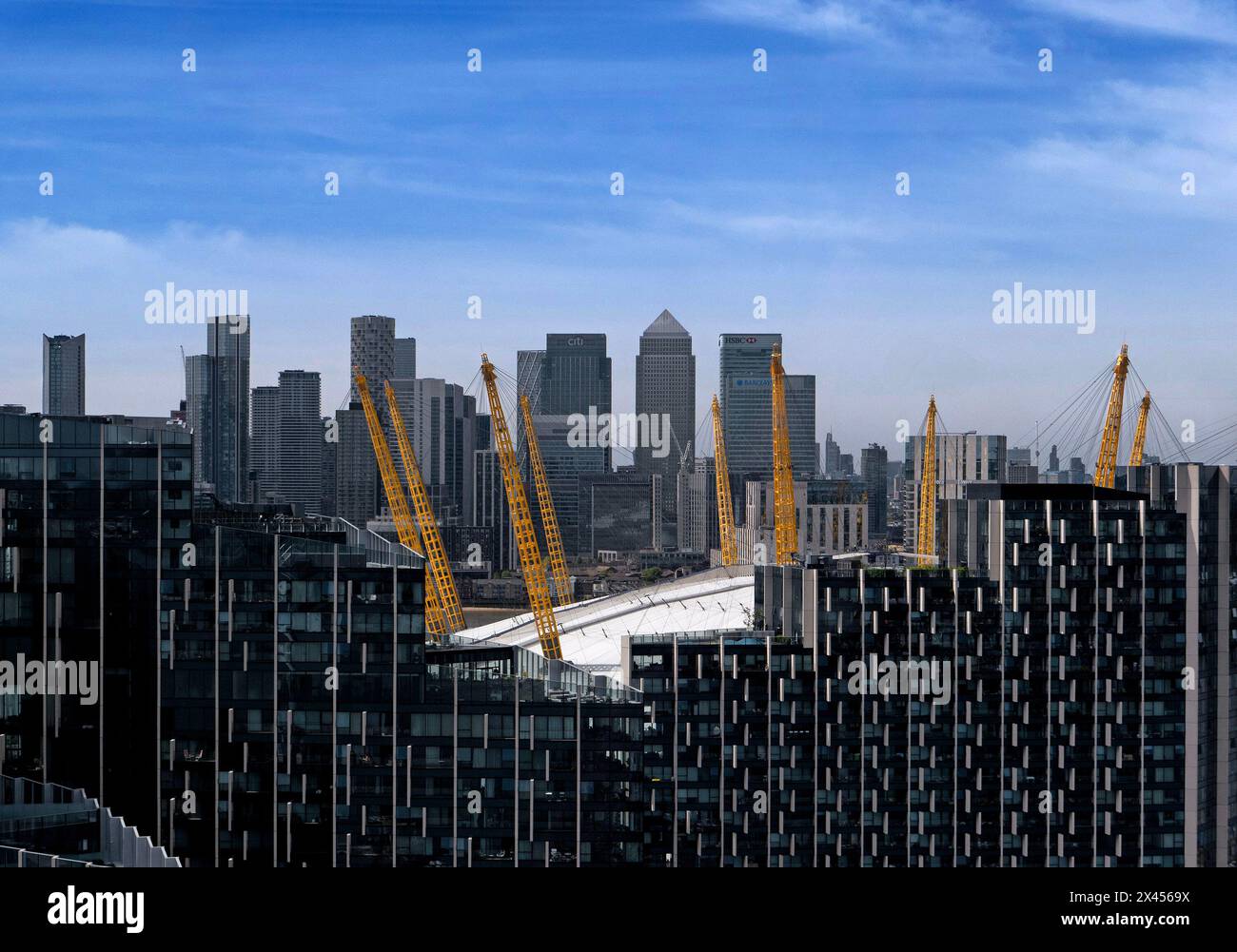 Die markanten gelben Dachstützen der 02 Arena ragen über die umliegenden Gebäude Stockfoto