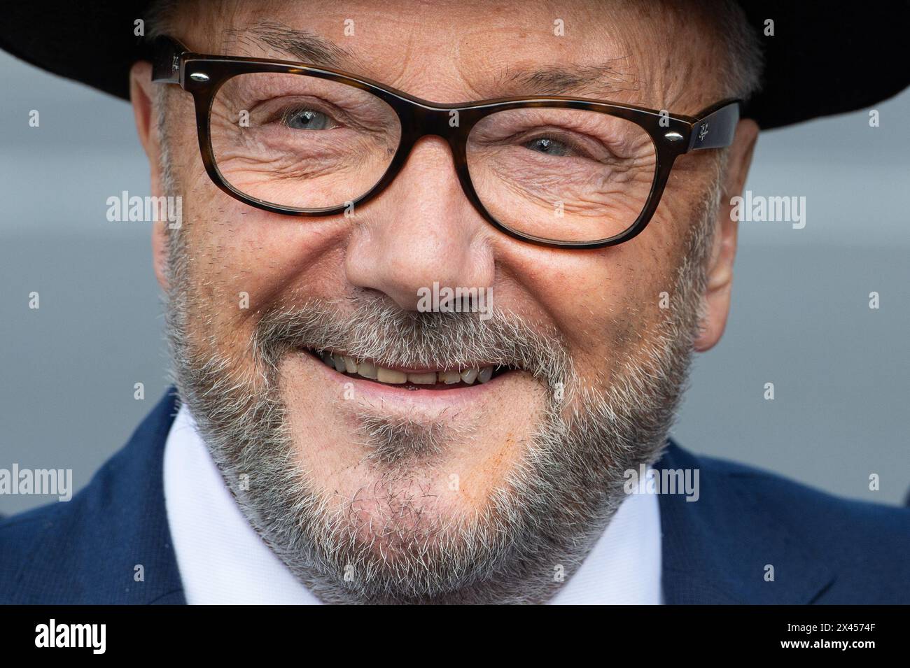 London, England, Großbritannien. April 2024 30. GEORGE GALLOWAY, Abgeordneter von Rochdale und Führer der Workers Party of Britain, wurde vor den Houses of Parliament in Westminster entdeckt. (Kreditbild: © Thomas Krych/ZUMA Press Wire) NUR REDAKTIONELLE VERWENDUNG! Nicht für kommerzielle ZWECKE! Stockfoto