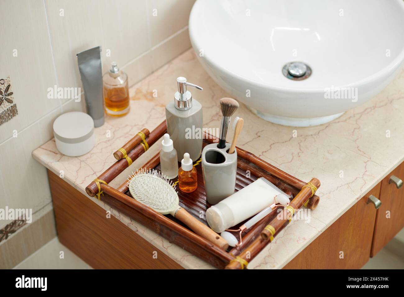 Tablett mit Cremes, Ölen und Seren für Spa-Behandlungen zu Hause Stockfoto
