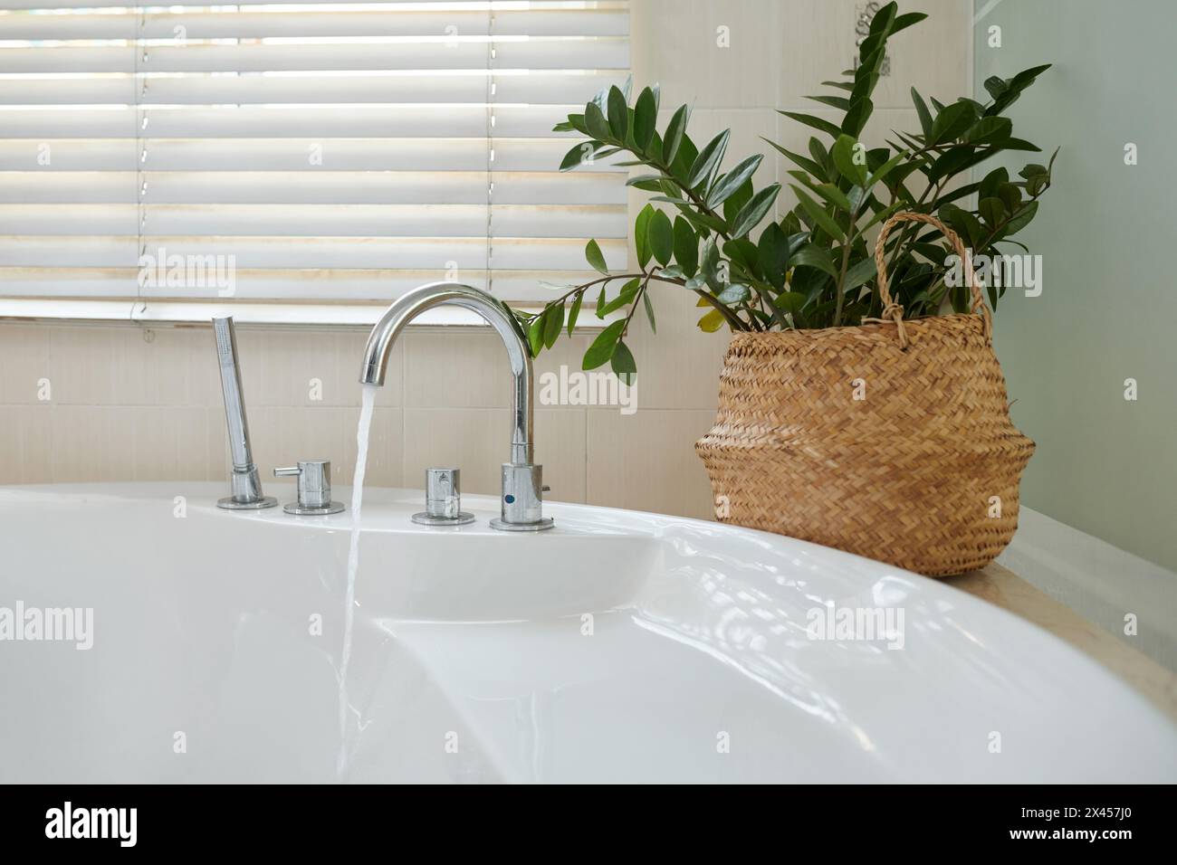 Wasserhahn mit heißem Wasser, Spa-Konzept Stockfoto