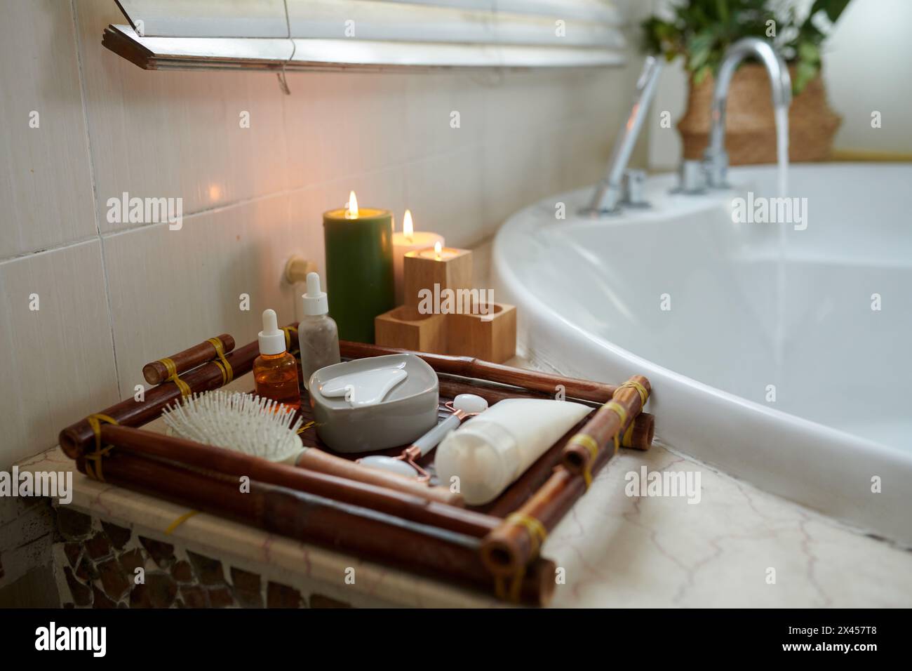 Kosmetik und brennende Kerzen für die Heim-Spa-Behandlung Stockfoto