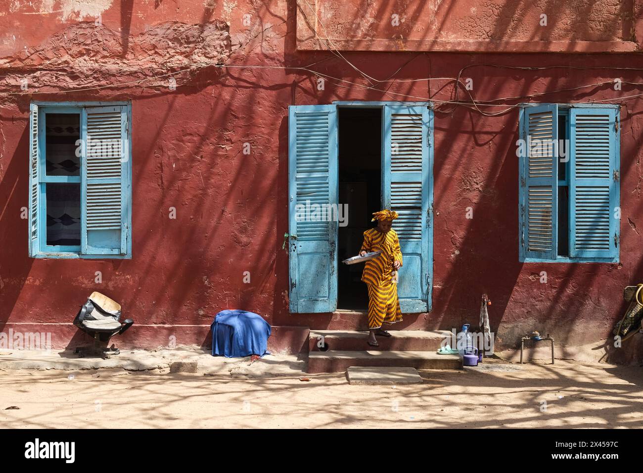 Nicolas Remene/Le Pictorium - Ile de Goree au, Senegal. April 2024. Senegal/Dakar/Goree Island - typische farbenfrohe Häuser und Gassen in Goree, Senegal, 23. April 2024. Quelle: LE PICTORIUM/Alamy Live News Stockfoto