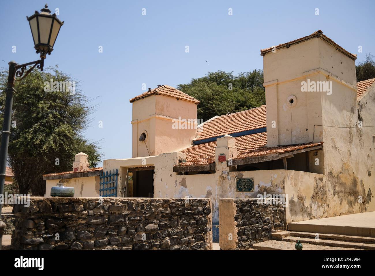 Nicolas Remene/Le Pictorium - Ile de Goree au, Senegal. April 2024. Senegal/Dakar/Goree Island - Moschee von Goree, Senegal, 23. April 2024. Es ist eine der ältesten ständigen Moscheen im Senegal. Quelle: LE PICTORIUM/Alamy Live News Stockfoto
