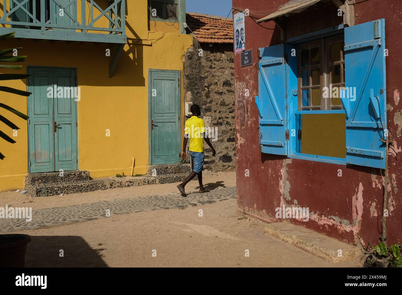 Goree, Senegal. April 2024. © Nicolas Remene/Le Pictorium/MAXPPP - Goree 23/04/2024 Nicolas Remene/Le Pictorium - 23/04/2024 - Senegal/Dakar/Goree - Habitations et ruelles colorees typiques de Goree au Senegal, le 23. april 2024. - Valeurs ACtuelles out, no jdd, jdd out, RUSSIA OUT, NO RUSSIA OUT #norussia/23/04/2024 - Senegal/Dakar/Goree Island - typische bunte Häuser und Gassen in Goree, Senegal, 23. April 2024. Quelle: MAXPPP/Alamy Live News Stockfoto