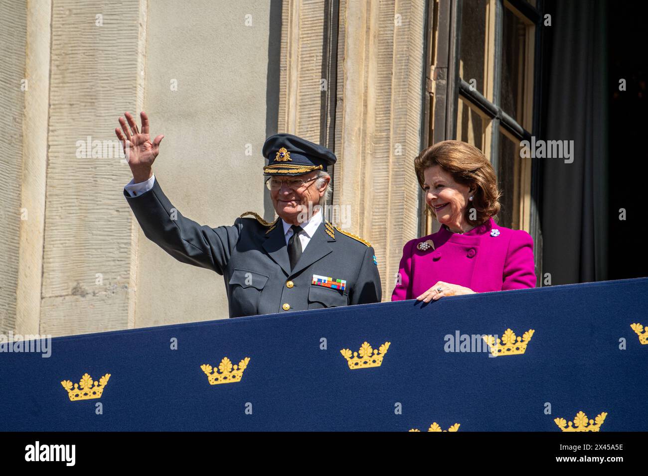 Stockholm, Schweden. April 2024 30. STOCKHOLM, SCHWEDEN 20240430 König Carl Gustaf und Königin Silvia auf dem Balkon während der Geburtstagsfeier des Königs im Innenhof des Königspalastes in Stockholm, Schweden, am 30. April 2024. Foto: Samuel Steén/TT/Code 12170 Credit: TT News Agency/Alamy Live News Stockfoto