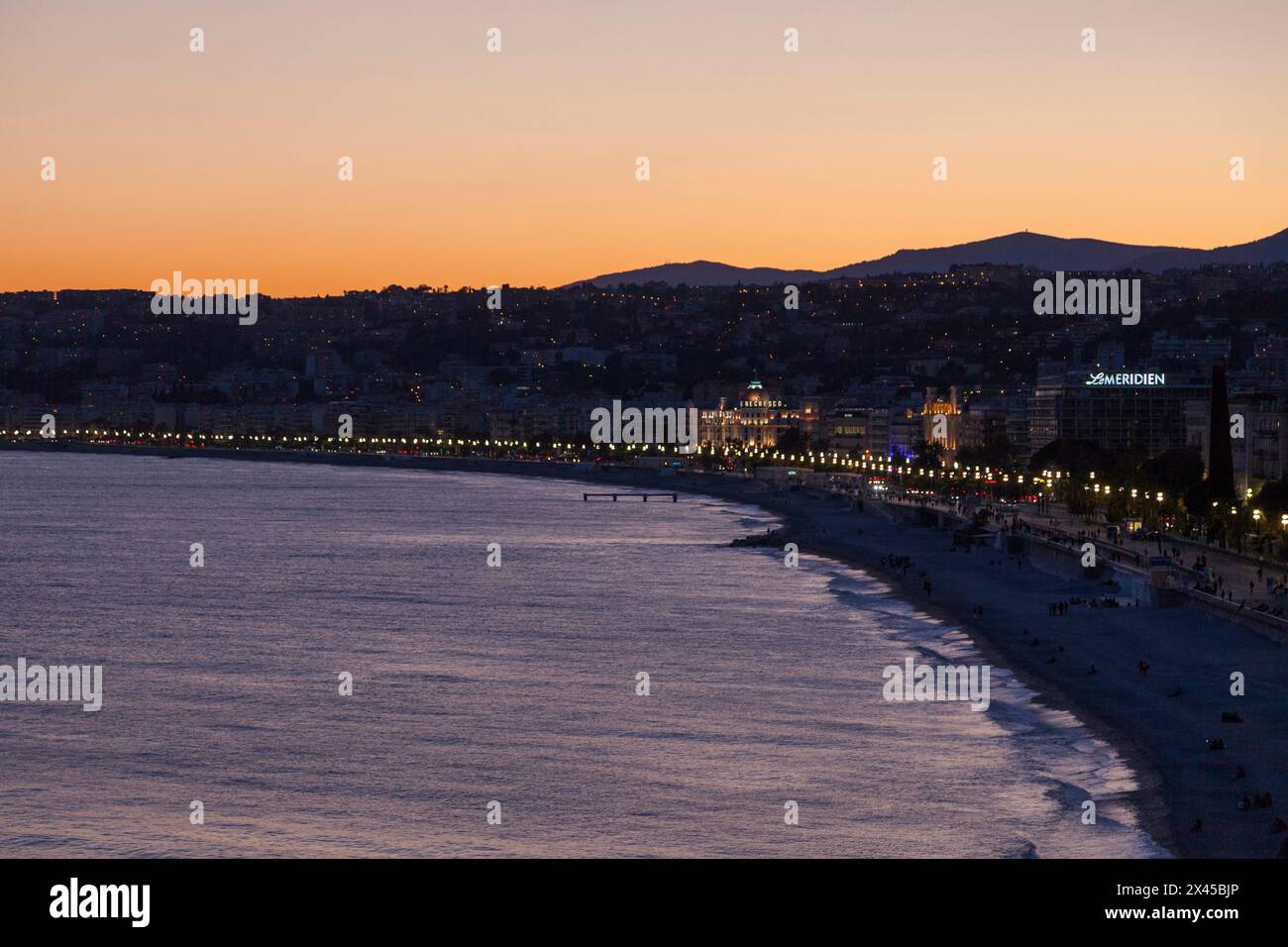 Nizza, Frankreich - 26. März 2019: Aus der Vogelperspektive bei Sonnenuntergang auf die Promenade des Anglais mit dem Hotel Negresco, dem Palais de la Méditerranée und Le Méridie Stockfoto