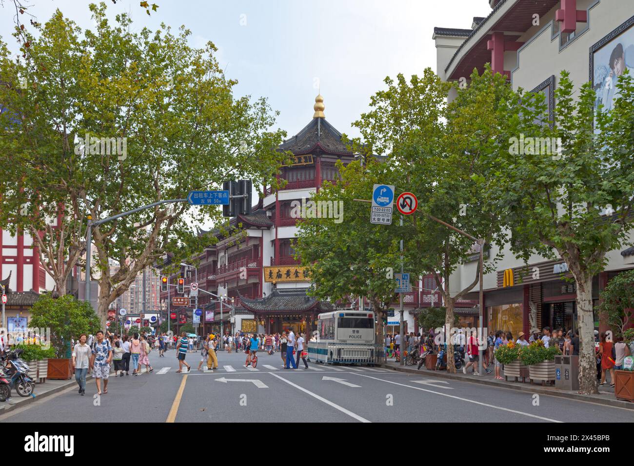 Shanghai, China - 11. August 2018: Hauptstraße des Fang Bang Zhong Lu (Yuyuan-Markt) in der Altstadt von Shanghai in der Nähe des Yuyuan-Gartens, Shanghais beliebter Ort Stockfoto