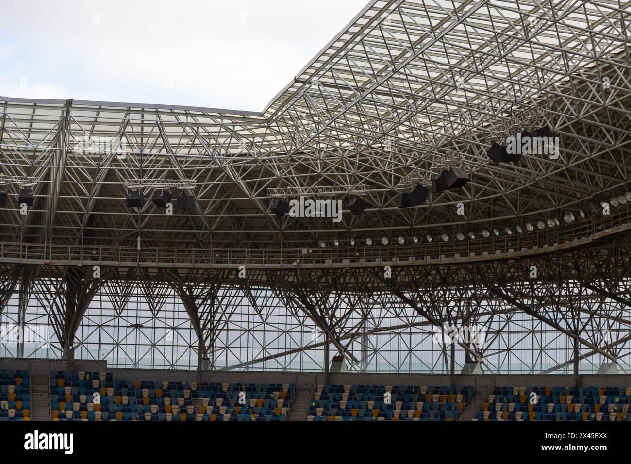 Lichter und Lautsprecher des Sportstadions, des Dachs des Fußballstadions. Stockfoto
