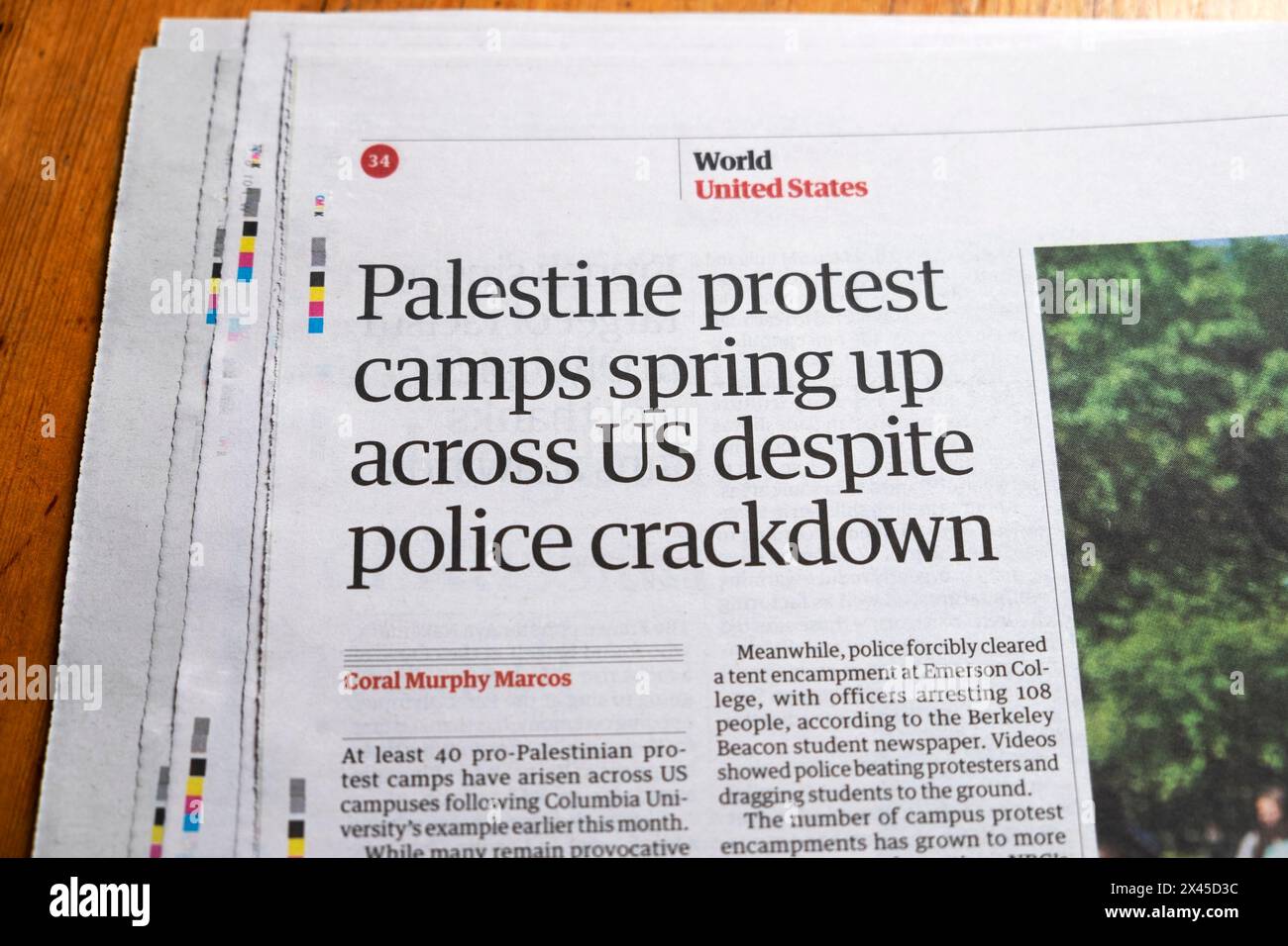 "Palästinensische Protestlager entstehen in den USA trotz der brutalen Polizeieingriffe" die Guardian-Zeitung titelt Universitäten Gaza Protest artikel 27 April 2024 Großbritannien Stockfoto