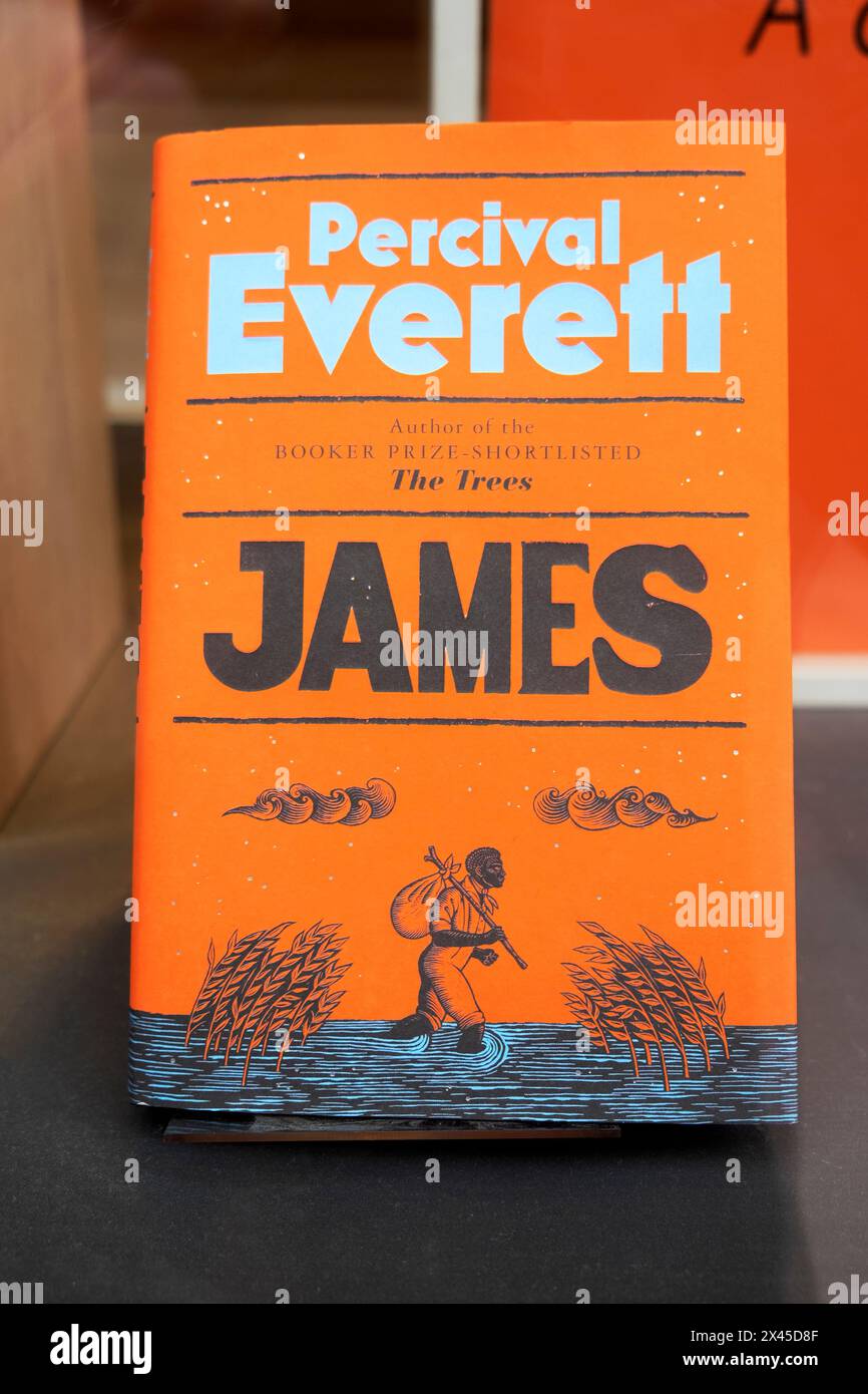 Der US-amerikanische Autor Percival Everett Buchcover James 2024 im Foyles-Buchladen London England Großbritannien KATHY DEWITT Stockfoto
