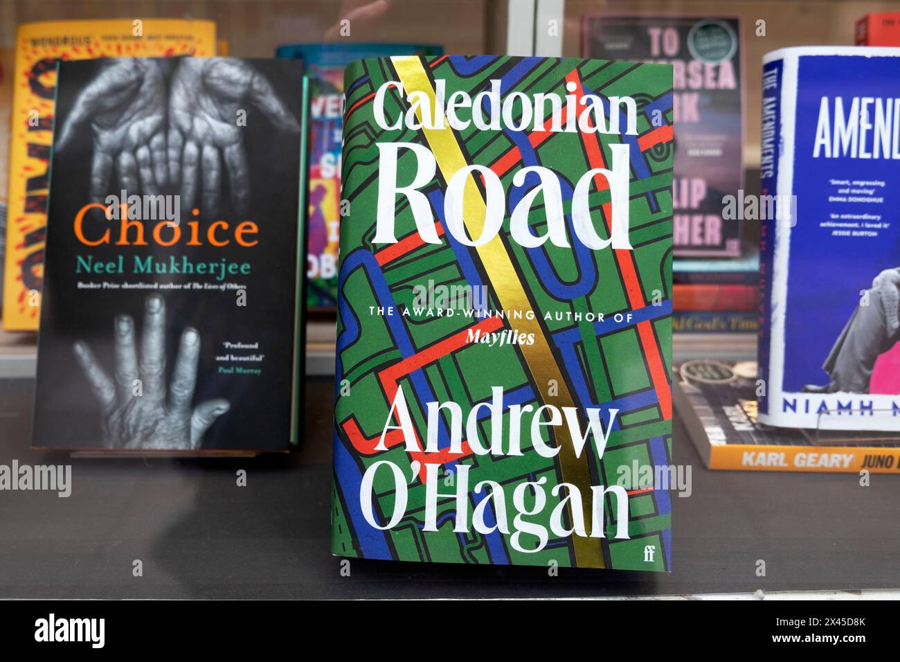 Der britische Autor Andrew O'Hagan Buch Caledonian Road & der indische Schriftsteller Neel Mukherjee Choice Bücher in Foyles Buchladen Schaufenster Display London UK 2024 Stockfoto