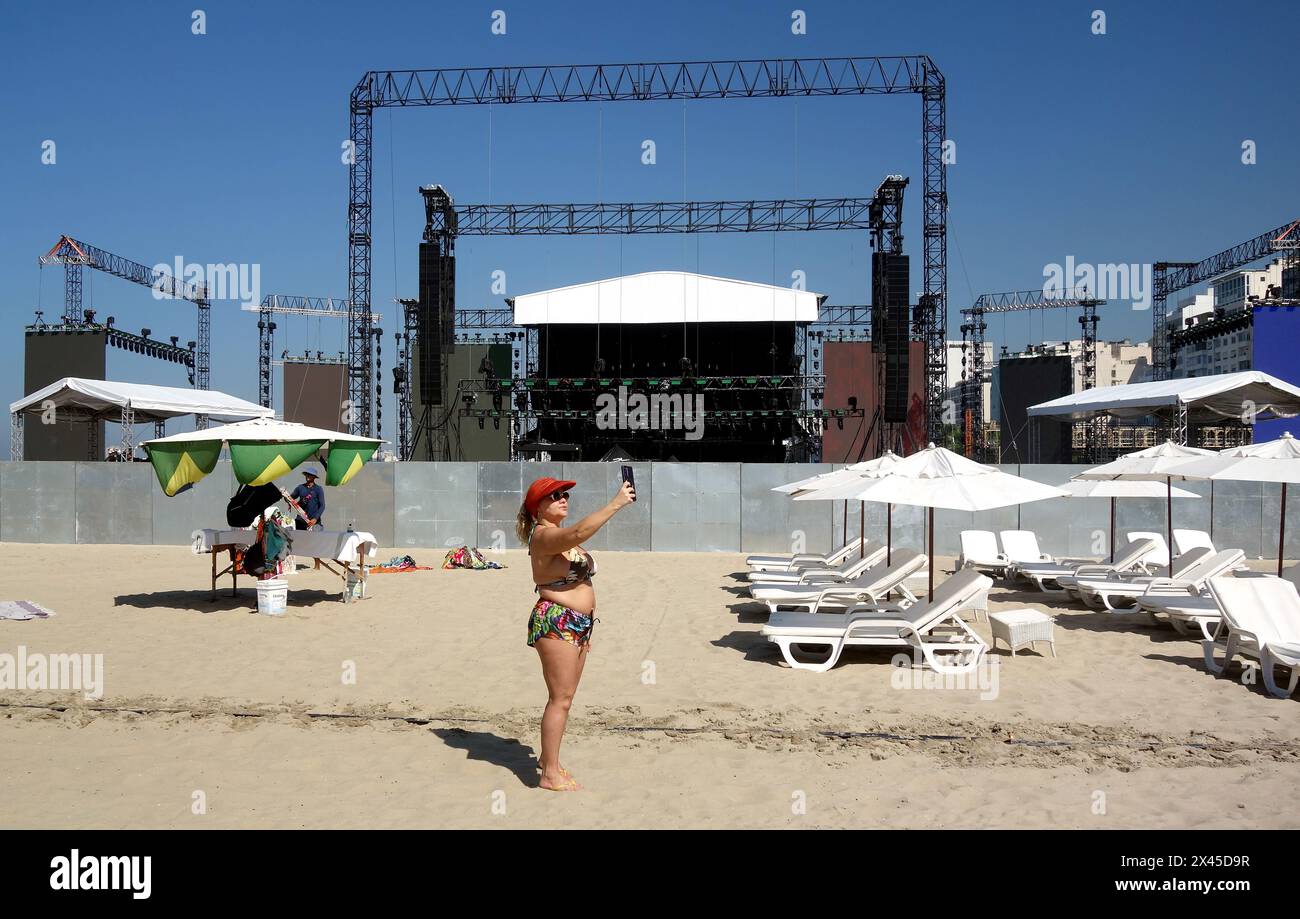 30. April 2024, Rio de Janeiro, Rio de Janeiro, Brasilien: Während eine Frau ein Selfie am Copacabana Beach macht, sind die Vorbereitungen für Madonnas 40-jähriges Konzert in vollem Gange. Fans strömen in die Copacabana, um das historische Konzert am 4. Mai zu begrüßen, das über 1.500.000 Besucher anlockt und damit einen Meilenstein in Madonnas berühmter Musikkarriere darstellt. (Credit Image: © Bob Karp/ZUMA Press Wire) NUR REDAKTIONELLE VERWENDUNG! Nicht für kommerzielle ZWECKE! Stockfoto