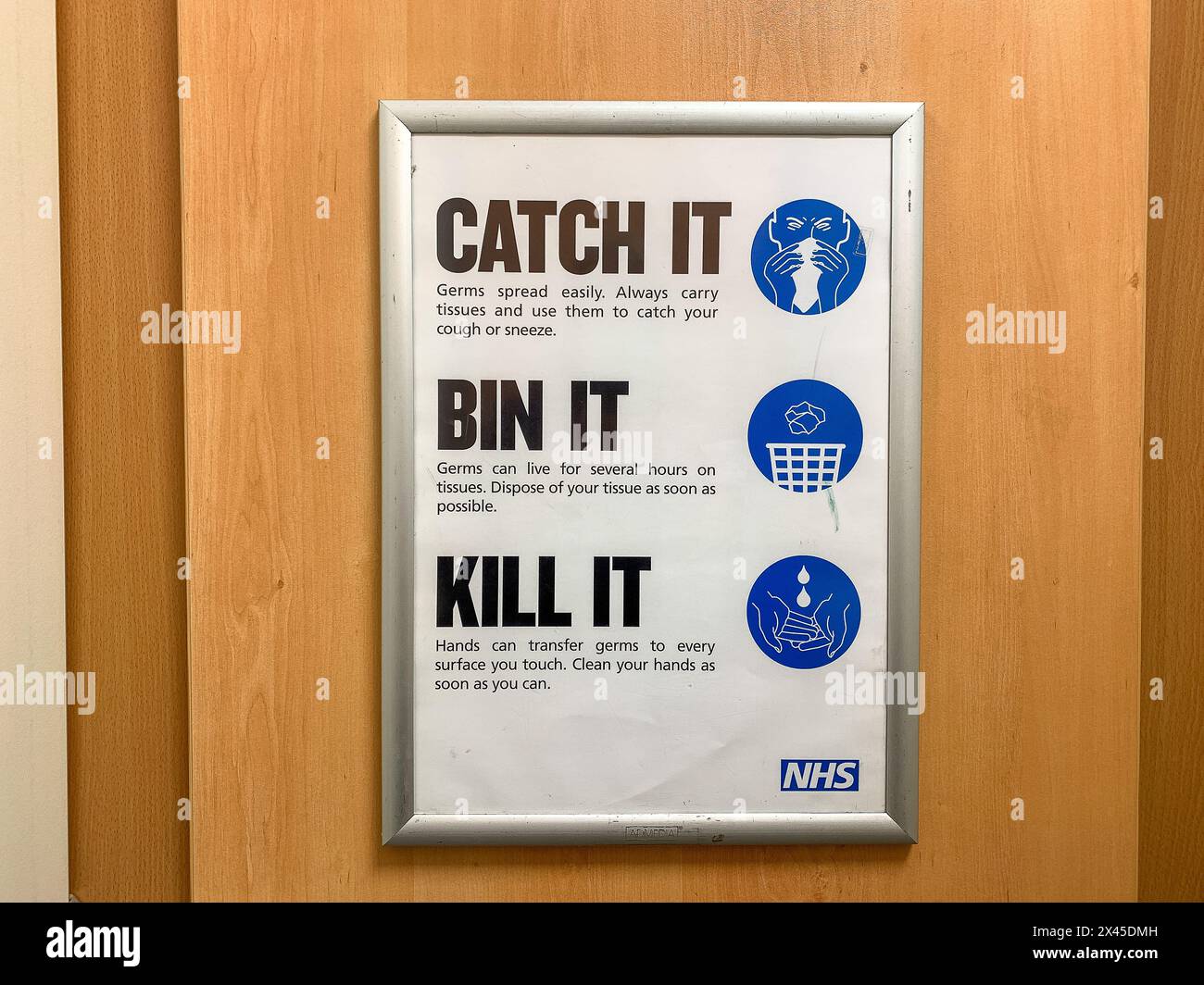 Uxbridge, Großbritannien. April 2024. Ein NHS-Hygieneschild in einer Damentoilette in Uxbridge im Londoner Stadtteil Hillingdon. Kredit: Maureen McLean/Alamy Stockfoto