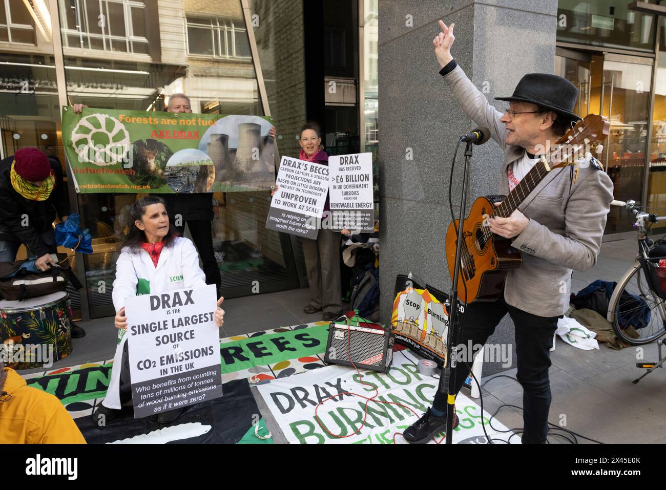 Chris Packham führt Proteste gegen Drax wegen Umweltzerstörung an, Chris Packham schloss sich Demonstranten vor der Hauptversammlung in London an Stockfoto