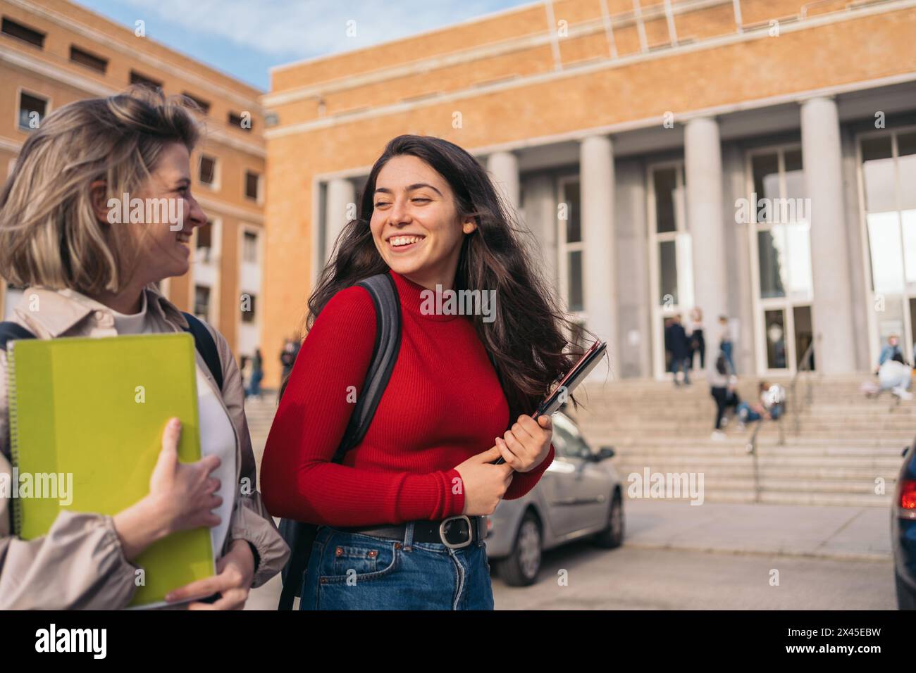 Zwei Schülerinnen verlassen die Klasse Stockfoto
