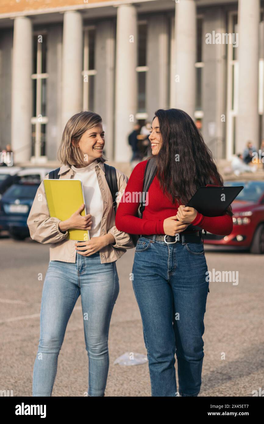 Zwei Schülerinnen im Gespräch. Klasse verlassen Stockfoto