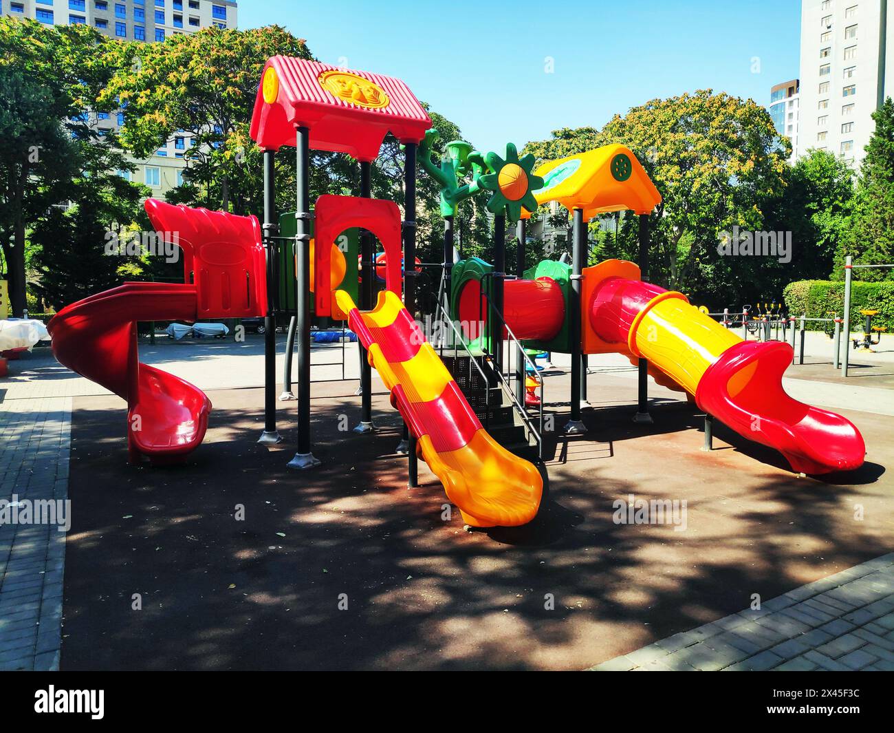 Farbenfroher Kinderspielplatz Schaukeln und Spielplätze ohne Kinder Stockfoto