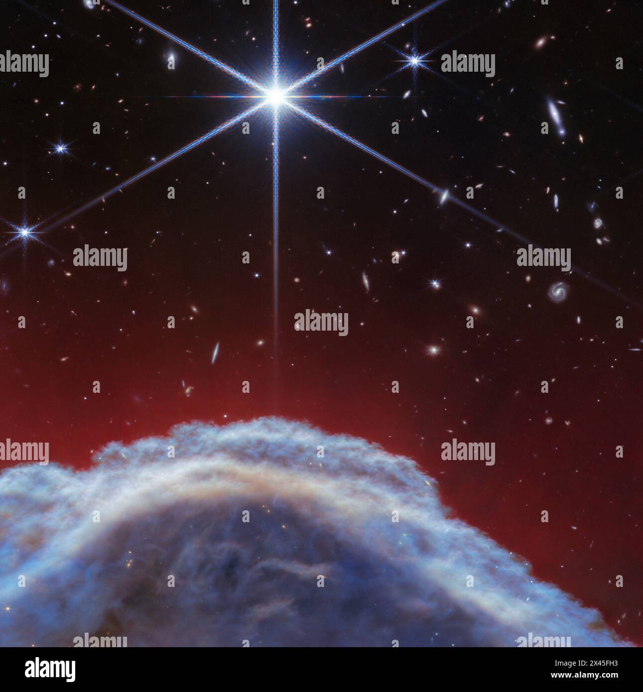 Großer Raum. April 2024 30. Aus turbulenten Staub- und Gaswellen erhebt sich der Horsehead-Nebel, auch Barnard 33 genannt, der etwa 1.300 Lichtjahre entfernt liegt. Das James Webb Weltraumteleskop hat die bisher schärfsten Infrarotbilder eines der markantesten Objekte unseres Himmels, des Horsehead-Nebels, aufgenommen. Webbs neue Ansicht konzentriert sich auf den beleuchteten Rand der Spitze der unverwechselbaren Staub- und Gasstruktur des Nebels. (Kreditbild: © NASA/STScI/ZUMA Press Wire) NUR REDAKTIONELLE VERWENDUNG! Nicht für kommerzielle ZWECKE! Stockfoto