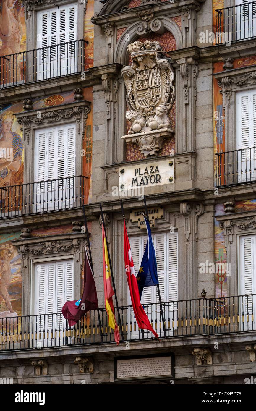 Madrid, Spanien. 11. Februar 2024 - historisches Gebäude Casa de la Panaderia mit verschiedenen Flaggen auf der Plaza Mayor Stockfoto