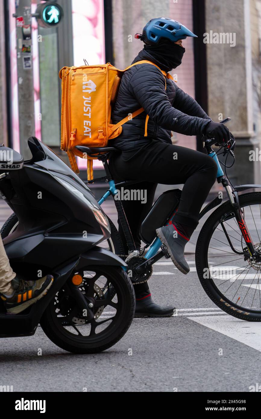 Madrid, Spanien. 11. Februar 2024 - Essen Sie einfach Lieferradfahrer auf der Straße Stockfoto