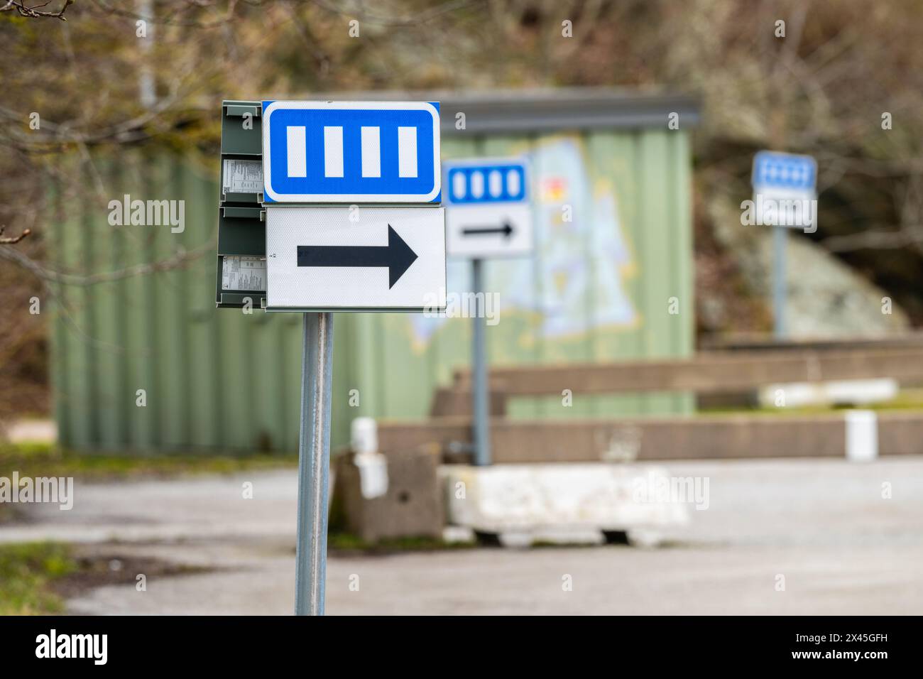 Schilder auf einem Parkplatz, auf dem das Parkmuster erläutert wird Stockfoto