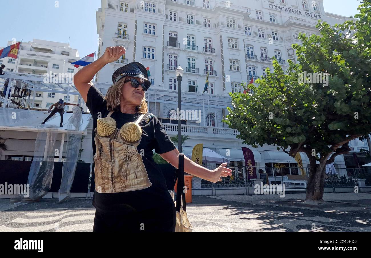 Rio De Janeiro, Brasilien. April 2024 30. Lebenslanger Fan ROSEMARY DE OLIVEIRA BOHRER tanzt zu Madonnas Musik, die vor dem berühmten Copacabana Palace gespielt wird, wo der Pop-Start stattfindet. Madonna bereitet sich am 4. Mai auf ihr monumentales Konzert zum 40. Geburtstag am Copacabana Beach vor. Mit mehr als 1.500.000 erwarteten Besuchern wird dieses Spektakel am Meer einen historischen Moment in der Karriere der Popikone markieren. (Credit Image: © Bob Karp/ZUMA Press Wire) NUR REDAKTIONELLE VERWENDUNG! Nicht für kommerzielle ZWECKE! Stockfoto