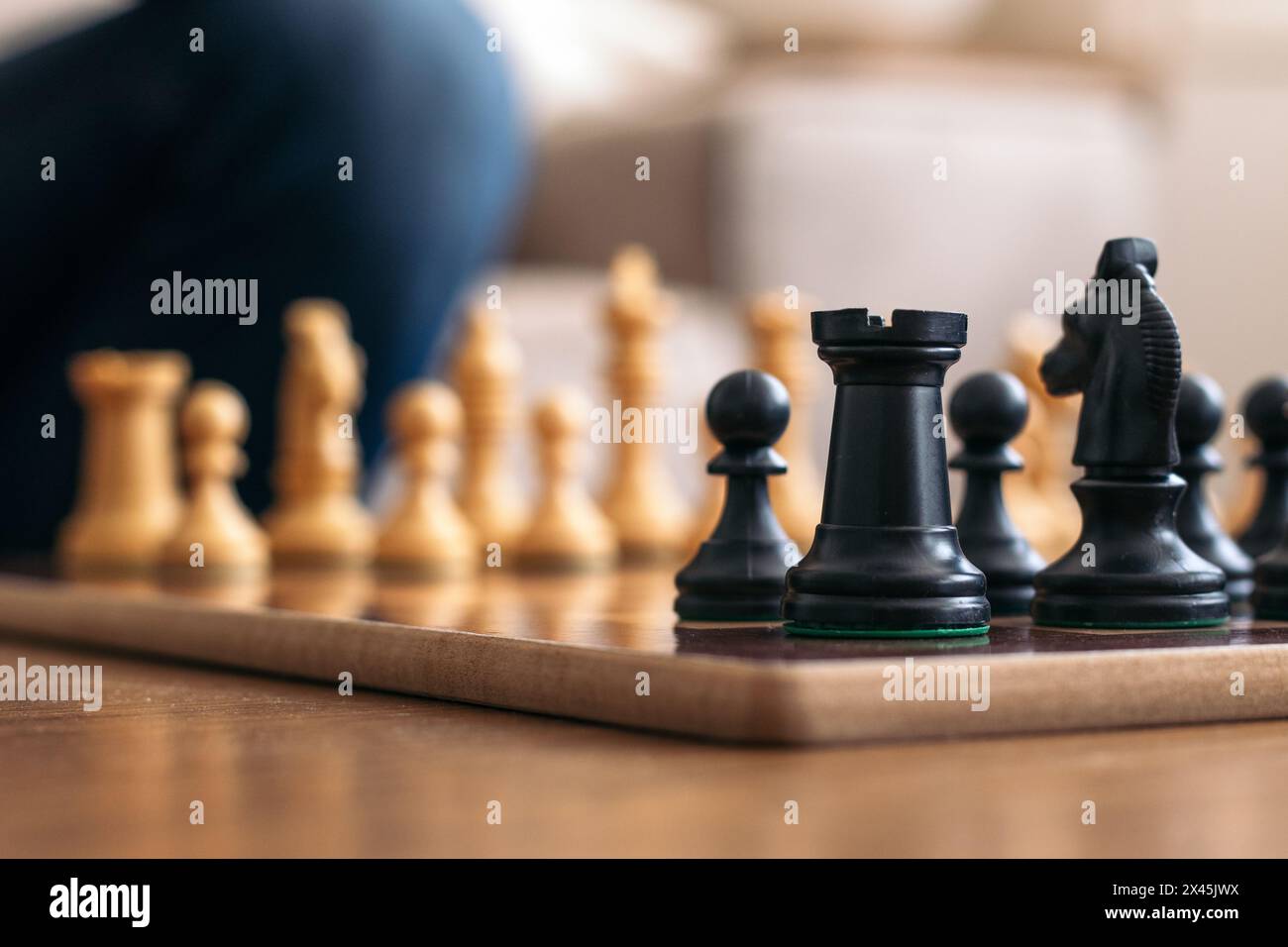 Schachbrett mit den Spielteilen. Brett bereit, das Spiel zu starten Stockfoto