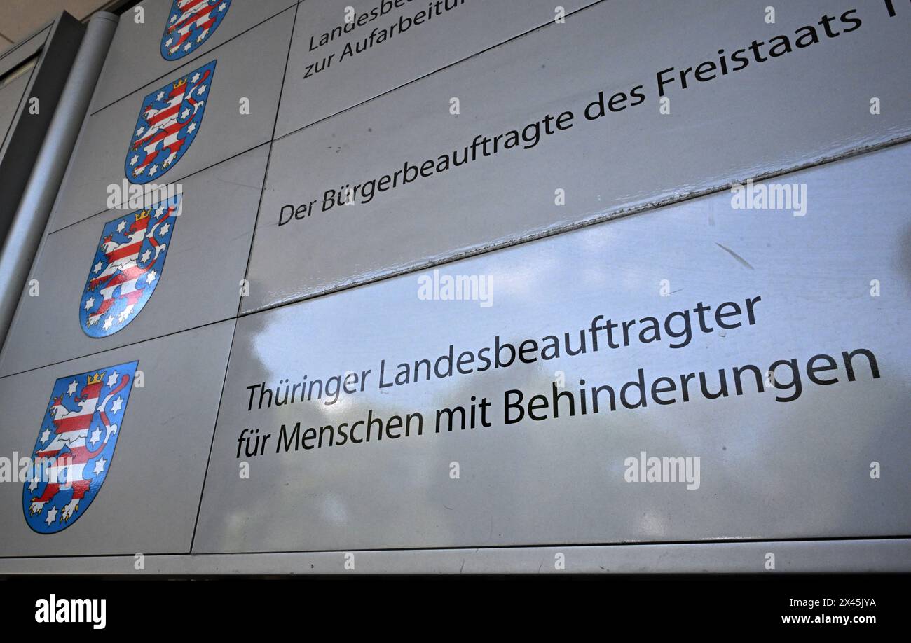 Erfurt, Deutschland. April 2024 30. Das Schild "Thüringer Landesbeauftragter für Menschen mit Behinderungen" am Eingang zum Thüringer Landtag. Im Tätigkeitsbericht der letzten fünf Jahre fordern der kommissar und sein Team mehr Einbeziehung und Zugänglichkeit in der Praxis. Quelle: Martin Schutt/dpa/Alamy Live News Stockfoto