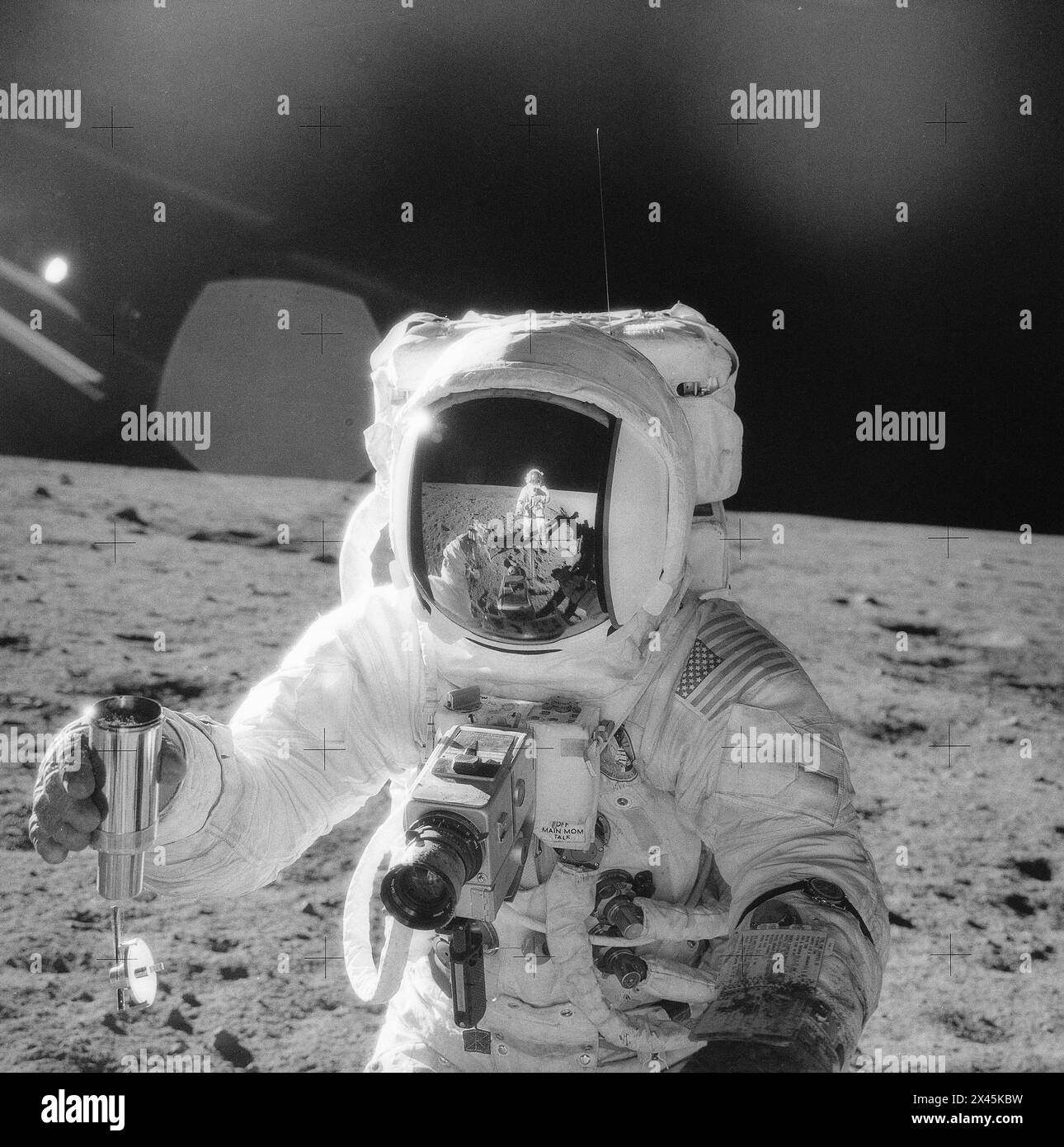 Astronaut und Reflexion auf der Mondoberfläche - Apollo 12 NASA-Mission 1969 Stockfoto