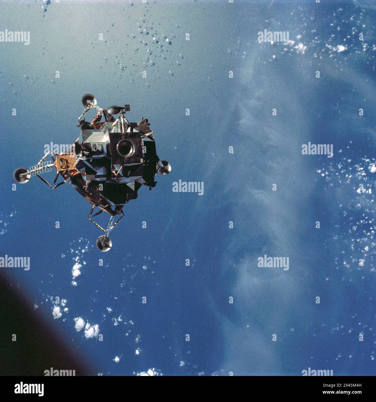 Apollo 9 Lunar Module in Mondlandungskonfiguration mit der Erde hinter 1969 Stockfoto