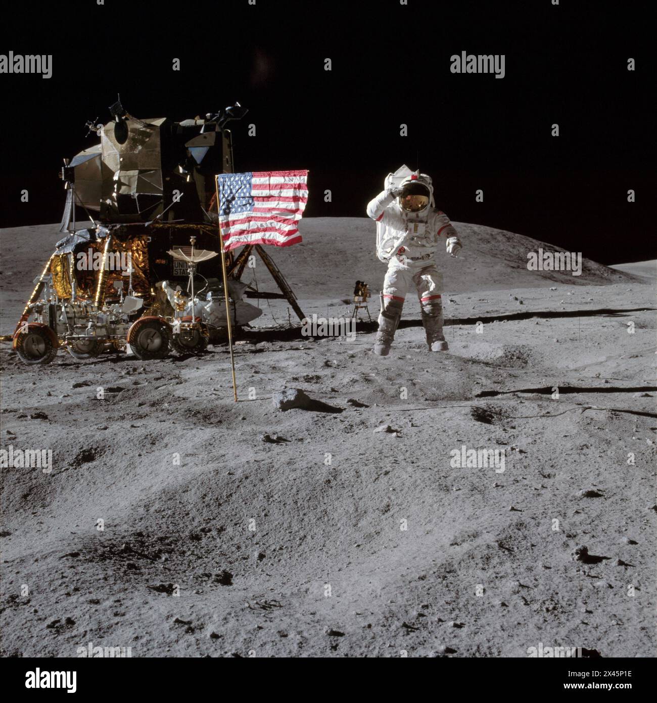 Astronaut John Young grüßte 1972 die US-Flagge bei der Mondlandungsmission Apollo 16 Stockfoto