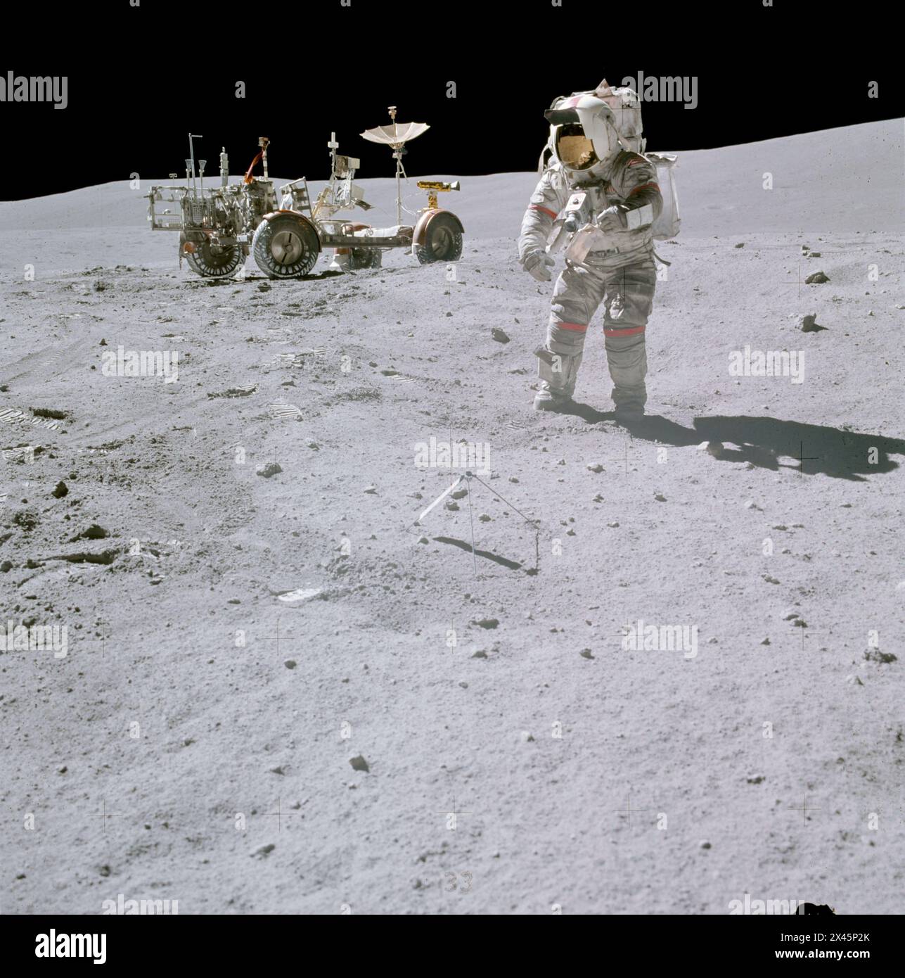Astronaut John Young sammelt Mondproben am Nordstrahlenkrater 1972. Apollo 16 Stockfoto